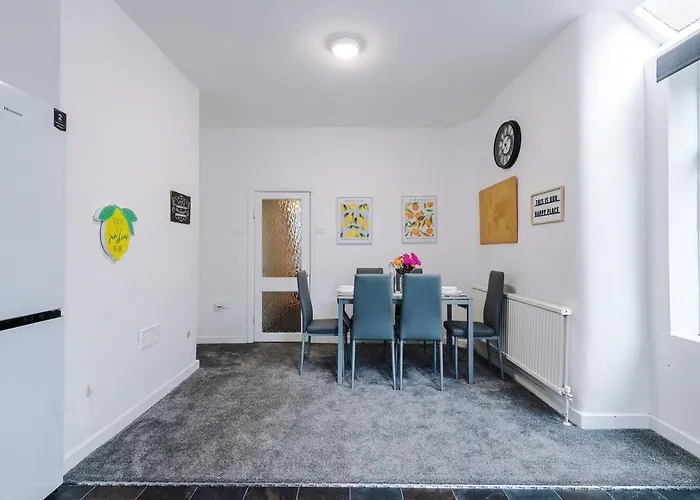 Apartment Discounted Month Contractor Parking Wi-fi Sleeps 8