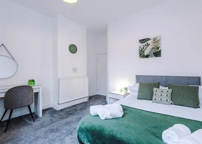 Discounted Month Contractor Parking Wi-fi Sleeps 8 Apartment Manchester