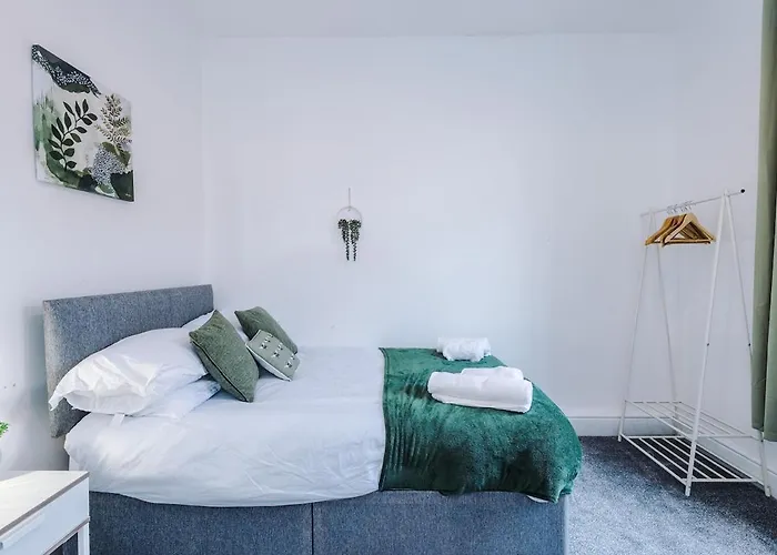 Discounted Month Contractor Parking Wi-fi Sleeps 8 Apartment Manchester