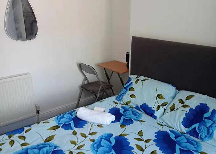 Гостевой дом Double-bedroom In The Heart Of Salford Perfect For Short Lt3 *