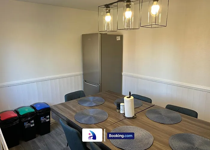 Discounted - 3-bed By Avalora Short Lets & Serviced Old Trafford With Pool & Tennis Table - Driveway 度假居 *