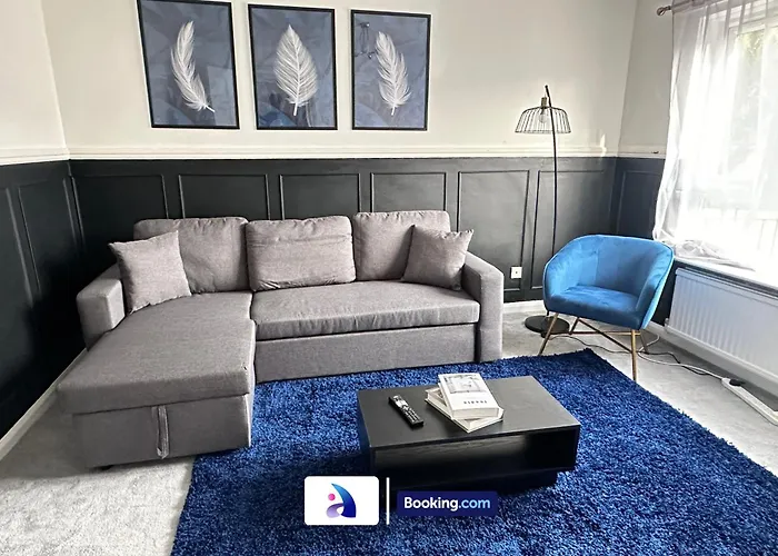 度假居 Discounted - 3-bed By Avalora Short Lets & Serviced Old Trafford With Pool & Tennis Table - Driveway 曼彻斯特