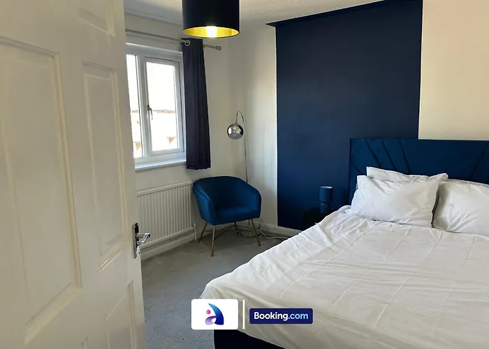 度假居 Discounted - 3-bed By Avalora Short Lets & Serviced Old Trafford With Pool & Tennis Table - Driveway