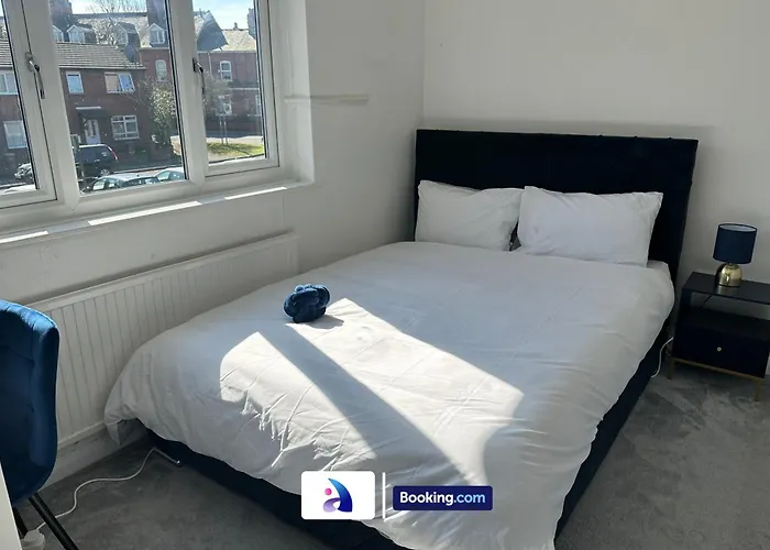 Discounted - 3-bed By Avalora Short Lets & Serviced Old Trafford With Pool & Tennis Table - Driveway