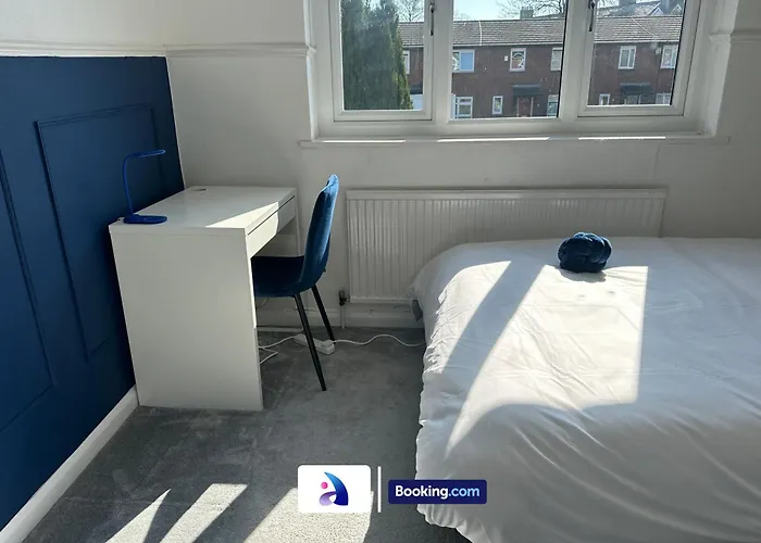 度假居 Discounted - 3-bed By Avalora Short Lets & Serviced Old Trafford With Pool & Tennis Table - Driveway