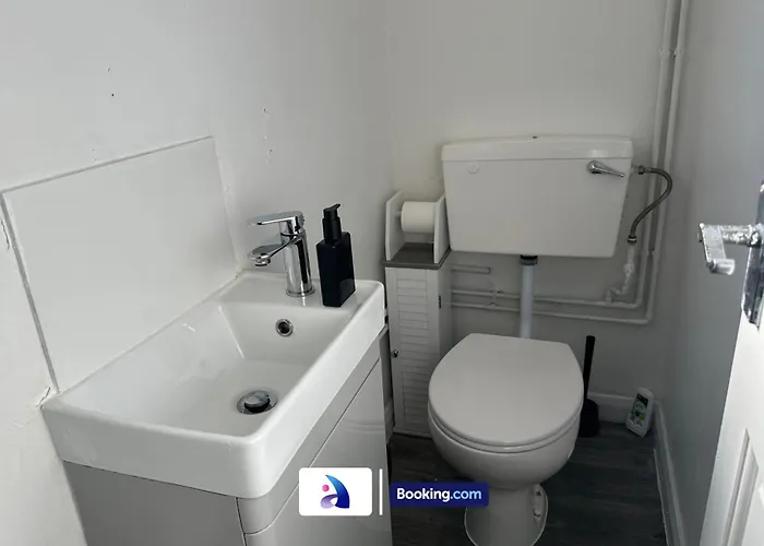 度假居 Discounted - 3-bed By Avalora Short Lets & Serviced Old Trafford With Pool & Tennis Table - Driveway 曼彻斯特