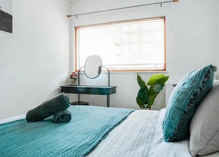 Chic 2br Centre Balcony Near Victoria St Apartmán