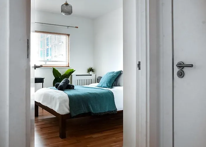 Chic 2br Centre Balcony Near Victoria St Manchester