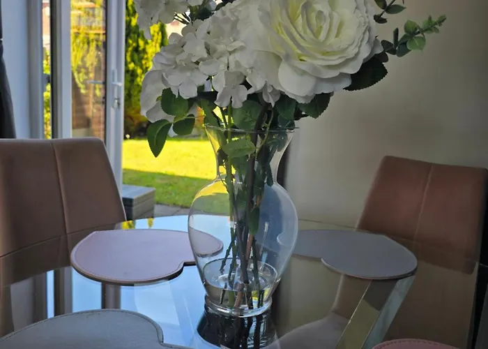 The Heart - Cosy 3 Bedroom House With Double Driveway And Garden In