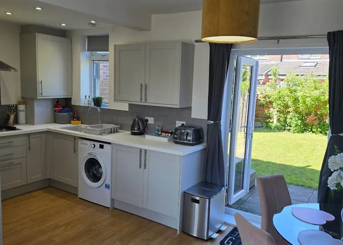 The Heart - Cosy 3 Bedroom House With Double Driveway And Garden In