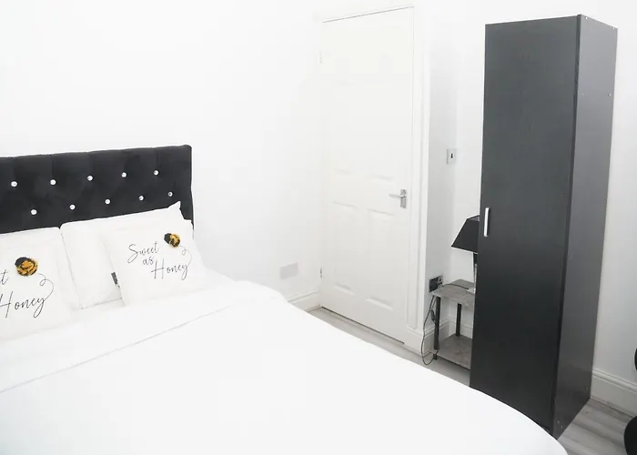 Affordably Elegant Close To Coop Live, Etihad Stadium And Centre