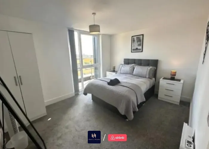 Salford Corporate Balcony Wifi Sleeps 5