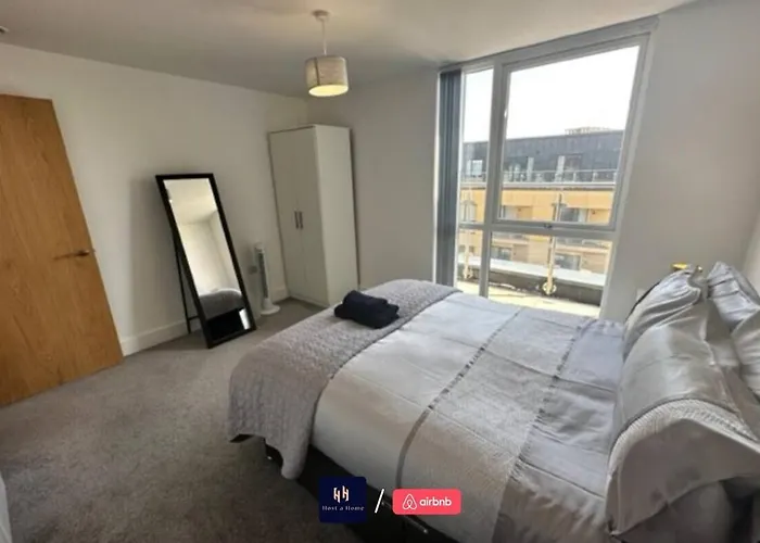 Salford Corporate Balcony Wifi Sleeps 5 דירה *