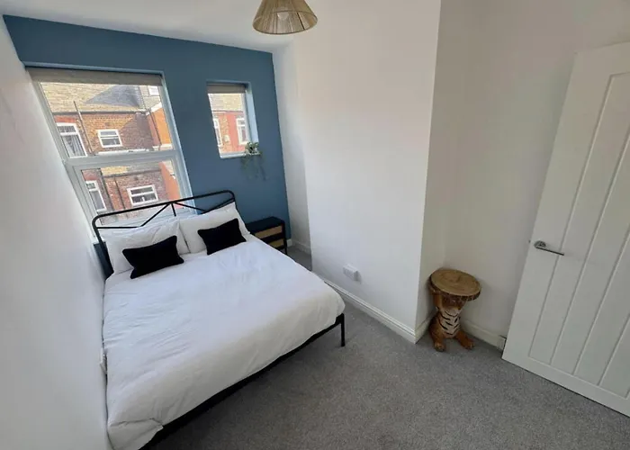 Levenshulme House - 2 Bedroom - Sleeps 6 - Free Parking & Wifi 펜션 *