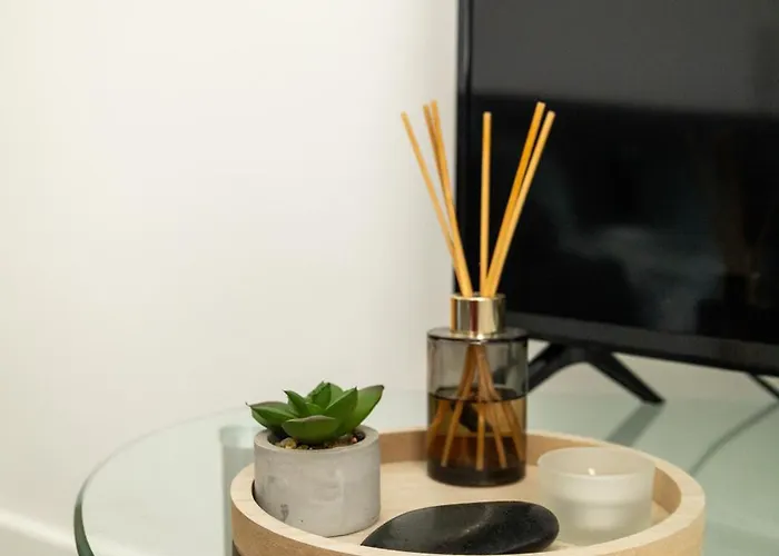 The Trafford Luxe , Garage Parking, Self Check-in Anytime - Perfect For Late Arrivals, Ultra- Fast Wi-fi, 5 Mins To Old Trafford Stadium شقة *