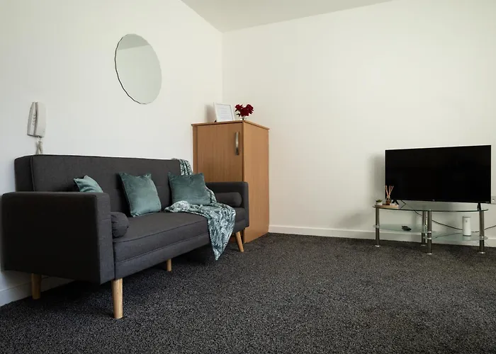 The Trafford Luxe , Garage Parking, Self Check-in Anytime - Perfect For Late Arrivals, Ultra- Fast Wi-fi, 5 Mins To Old Trafford Stadium * مانشستر