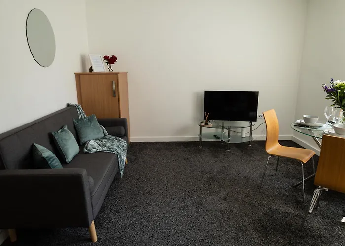 شقة The Trafford Luxe , Garage Parking, Self Check-in Anytime - Perfect For Late Arrivals, Ultra- Fast Wi-fi, 5 Mins To Old Trafford Stadium مانشستر