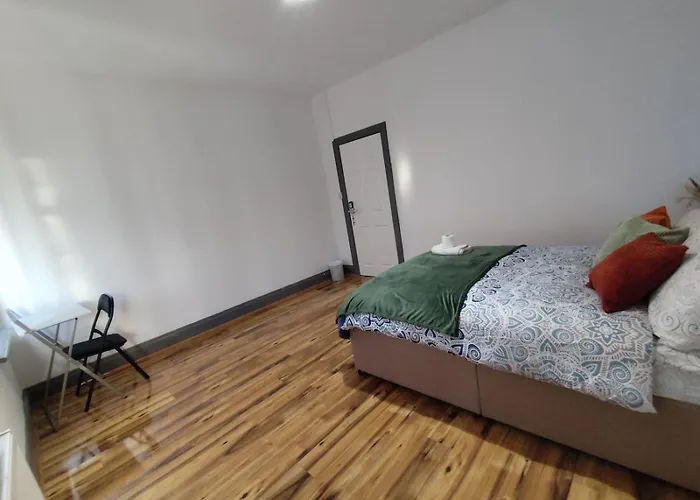 Double-bedroom In The Heart Of Harpurhey A4 Perfect For Short