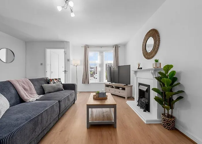 Stylish 3 Bedroom House Free Parking