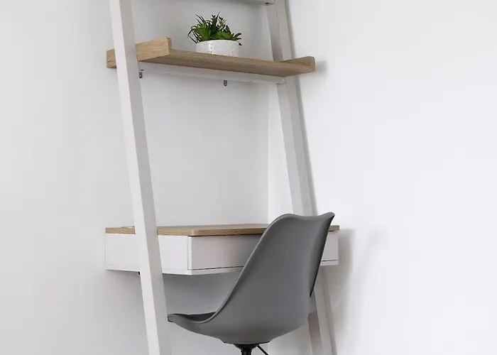 Stylish 3 Bedroom House Free Parking Vakantiehuis