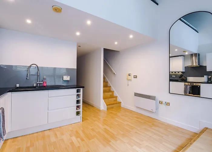 Stunning Duplex In Manchester, Workspace For Professionals *