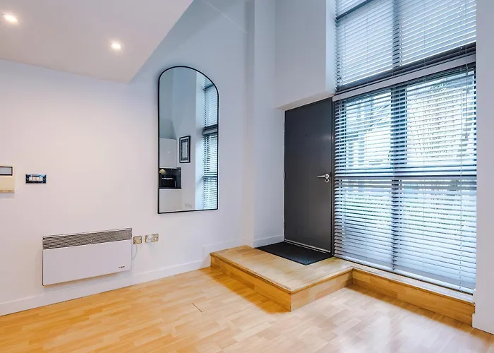 Stunning Duplex In Manchester, Workspace For Professionals Apartment *
