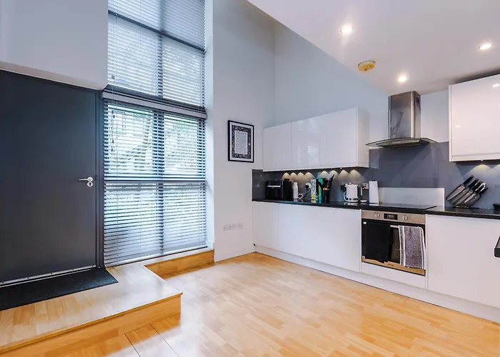 Stunning Duplex In Manchester, Workspace For Professionals Apartment Manchester