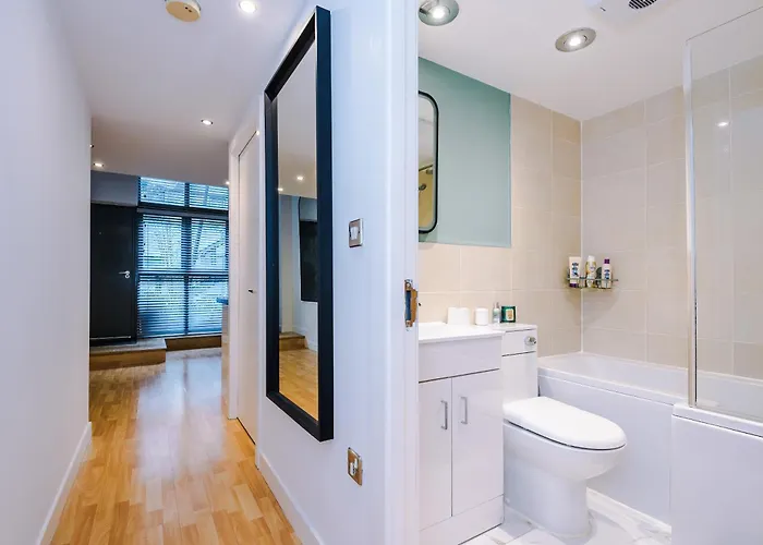 Stunning Duplex In Manchester, Workspace For Professionals Apartment