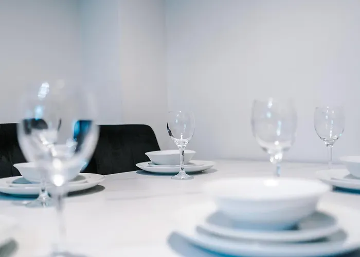 Stunning Townhouse In Salford, Free Parking, Pool Table, Table Tennis, 4bedrooms *