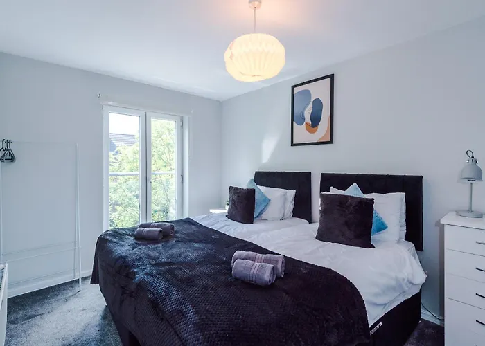 Stunning Townhouse In Salford, Free Parking, Pool Table, Table Tennis, 4bedrooms * Manchester