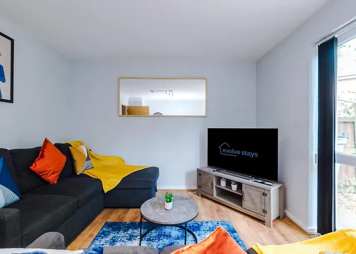 Stunning Townhouse In Salford, Free Parking, Pool Table, Table Tennis, 4bedrooms