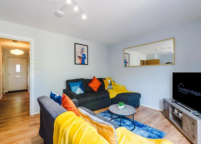 Stunning Townhouse In Salford, Free Parking, Pool Table, Table Tennis, 4bedrooms *