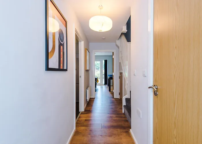 Stunning Townhouse In Salford, Free Parking, Pool Table, Table Tennis, 4bedrooms Manchester