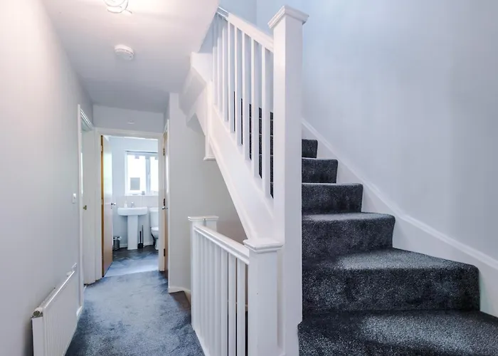 Stunning Townhouse In Salford, Free Parking, Pool Table, Table Tennis, 4bedrooms *