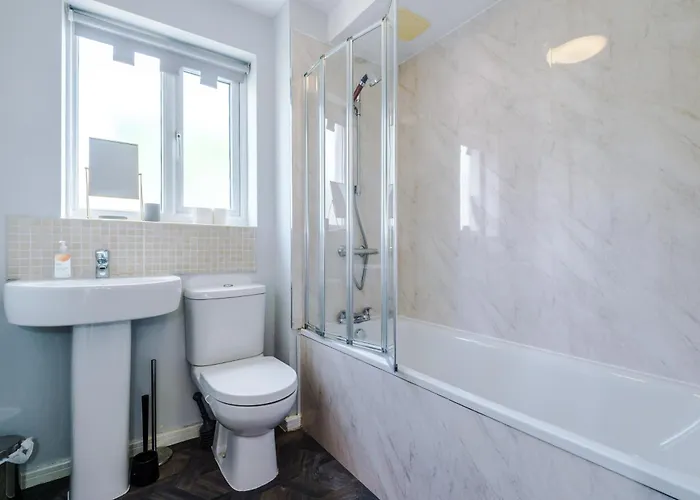 Lägenhet Stunning Townhouse In Salford, Free Parking, Pool Table, Table Tennis, 4bedrooms