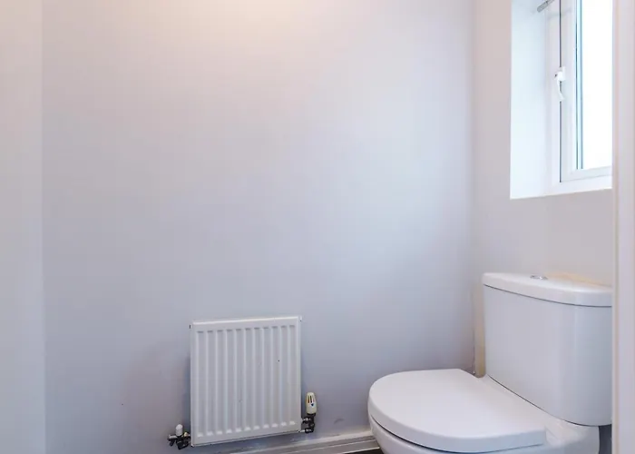 Stunning Townhouse In Salford, Free Parking, Pool Table, Table Tennis, 4bedrooms Manchester