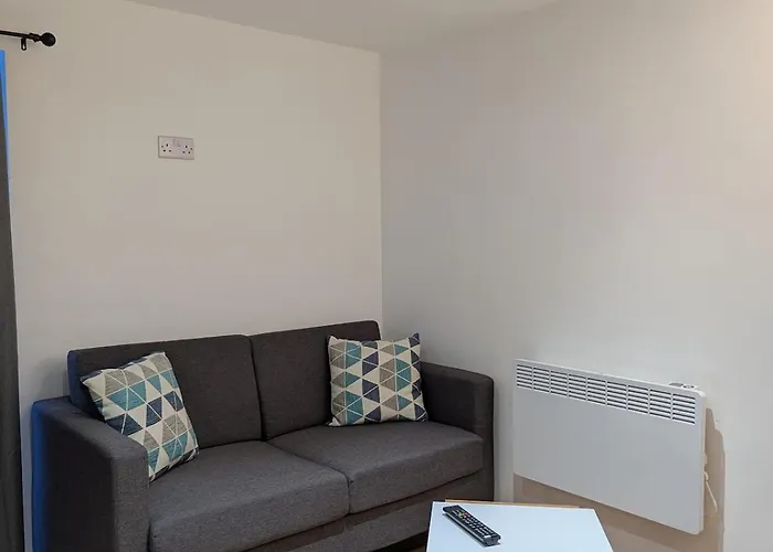 Newly Furnished Near Centre *