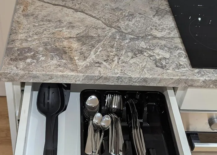 Newly Furnished Near Centre *