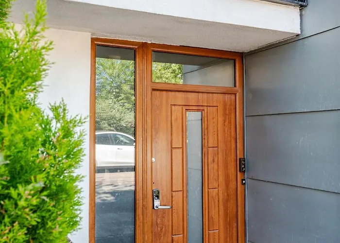 Dom wakacyjny Comfortable 3-storey House With Free Car Parking