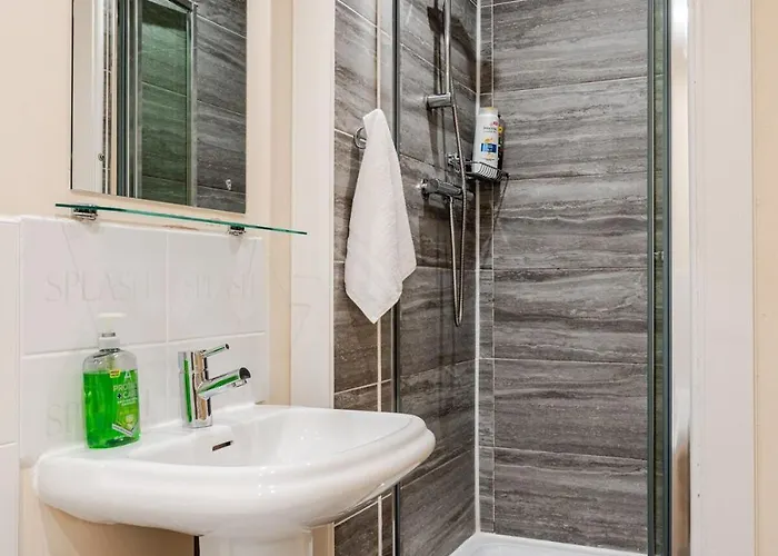 Comfortable 3-storey House With Free Car Parking *