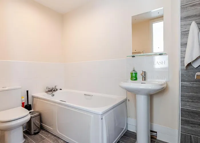 Comfortable 3-storey House With Free Car Parking Dom wakacyjny *