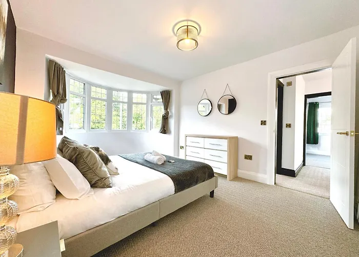 Bright 5 Bedroom House In Didsbury, Tatil Evi Manchester