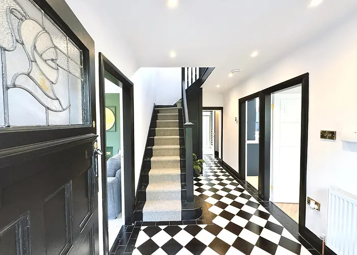 Holiday home Bright 5 Bedroom House In Didsbury,