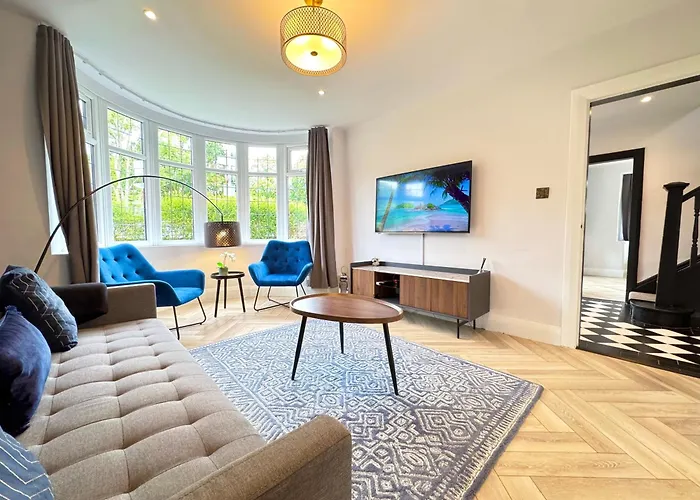 Bright 5 Bedroom House In Didsbury, Tatil Evi