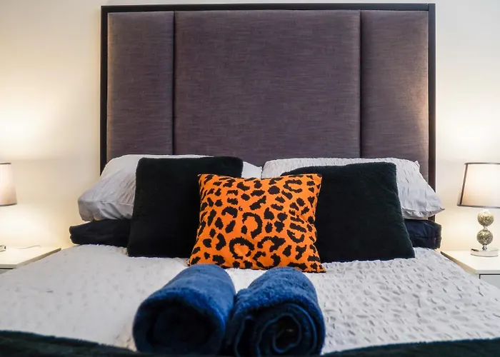 דירה Centre Apt, With Free Secured Parking & Balcony, Sleeps 4 מנצ'סטר