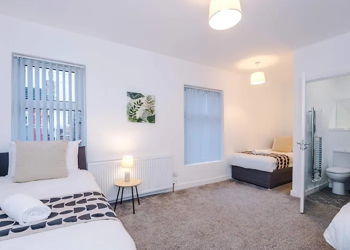 Bright & Comfy 4-bedroom House 10 Mins To By Rest&recharge 別荘 *