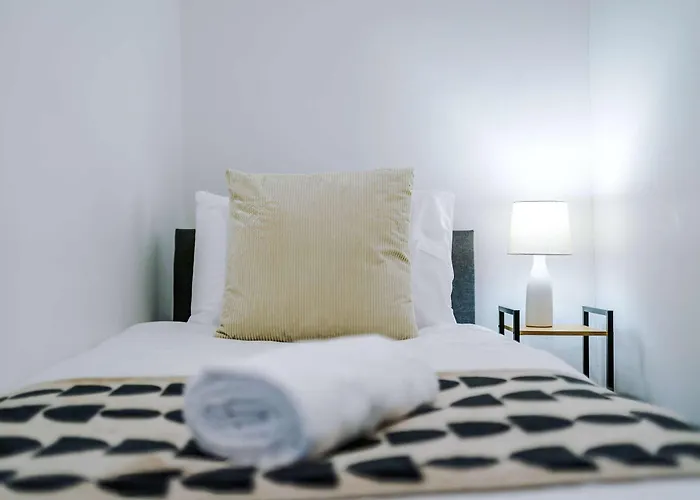 Bright & Comfy 4-bedroom House 10 Mins To By Rest&recharge