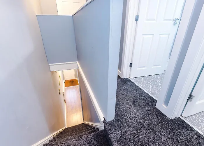 Bright & Comfy 4-bedroom House 10 Mins To By Rest&recharge