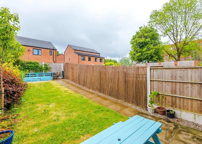 Spacious & Bright 2-bed By 53 Degrees Property, Perfect For Couples With Parking & Garden Tatil Evi Manchester
