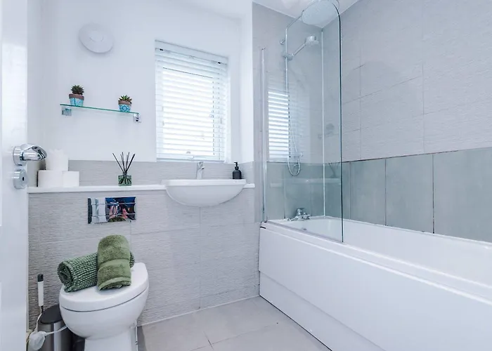 Spacious & Bright 2-bed By 53 Degrees Property, Perfect For Couples With Parking & Garden Tatil Evi *